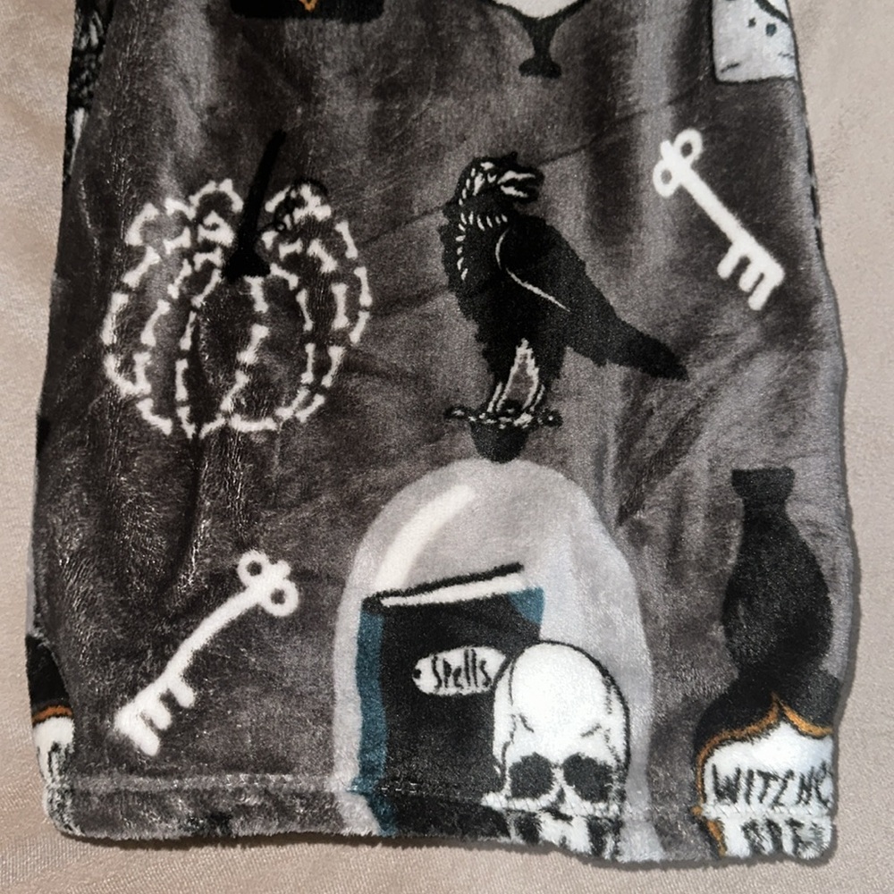 Way to Celebrate Halloween Velvet Plush Throw - Picture 2 of 4